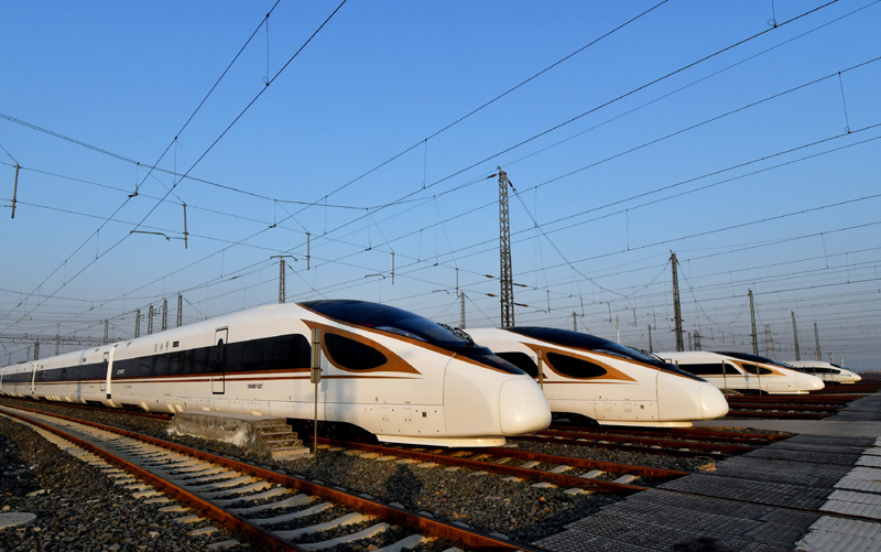 這是12月27日拍攝的停靠在天津動(dòng)車客車段動(dòng)車運(yùn)用所的“復(fù)興號(hào)”列車。