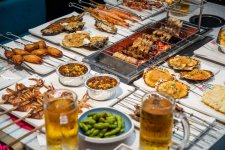 據(jù)美團(tuán)點(diǎn)評(píng)數(shù)據(jù)，今年4月燒烤線上日均訂單增長154.4%，其中100 元以上的客單占比92%【重慶火鍋底料廠】