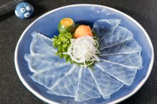 “好吃的魚，一定不能落下河豚。蘇軾一句“食河豚而無(wú)百味”，道盡了河豚的極致鮮美?！? 魚中之王【重慶火鍋底料批發(fā)在哪里】