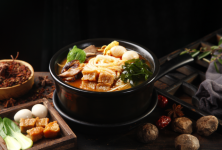 他曾絕望到想跳樓，食材喂豬……如今靠一碗土豆粉引得海底撈模