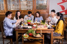 常見的火鍋店才開始在成都出現(xiàn)?；疱伒琢夏膫€(gè)牌子正宗熱盆景就在此時(shí)誕生，開在成都新南門橋頭，名字起的雅俗共賞，地盤也扯得開，店內(nèi)店外擺了一