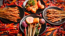 學(xué)校旁串串香被三個(gè)學(xué)生接手盤活，重慶最大的火鍋批發(fā)市場夜市卻給了他們致命一擊！