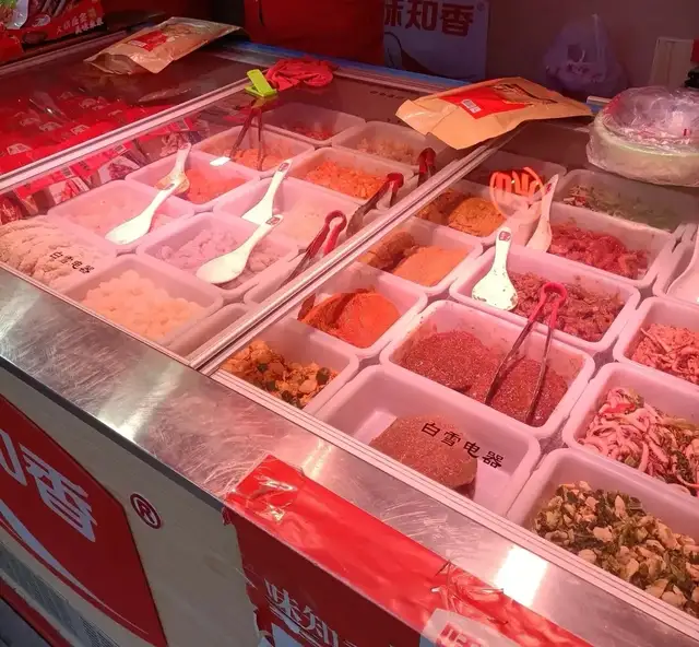 在菜市場(chǎng)賣半成品菜，一年凈利1.25億，并成功上市