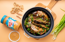 新食材的挖掘可遇不可求，而新菜的研發(fā)需要耗費(fèi)大量的人力物力，也并非是一蹴而就的