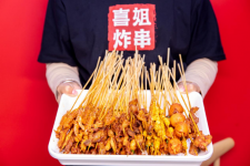 它是炸串界的“蜜雪冰城”！9平小店日賣7萬(wàn)，一年多開(kāi)860家店正宗重慶火鍋底料批發(fā)