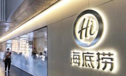 鍋也煮起來了，她們料碗也調(diào)好了，一切都妥當(dāng)了，但餐桌上唯獨(dú)缺了筷子