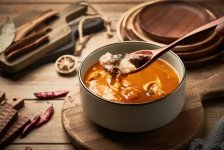 在各路資方“殺入”餐飲行業(yè)的大環(huán)境下，有人認(rèn)為中國(guó)餐飲連鎖化道路正式拉開(kāi)帷幕。中小餐企面臨的競(jìng)爭(zhēng)將會(huì)更加艱難。真的是這樣嗎？