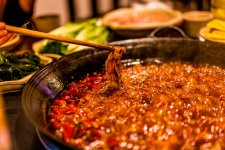 粵式火鍋老大撈王近期更新的IPO招股書顯示，公司去年的業(yè)績，居然還不如疫情最嚴重的2020年