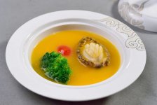 在短暫的風(fēng)波過(guò)后，“中國(guó)菜·頭灶”在互聯(lián)網(wǎng)世界里“社死”了。中餐日作是智商稅嗎？高端中餐又究竟貴在何處？