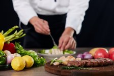 疫情、漲租、品類“跨界打劫”、”隔壁老王“一條街上開店……種種競爭因素疊加，本就精神緊繃的餐飲老板，不得不“貼身肉搏”打巷戰(zhàn)