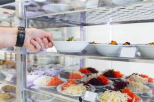 而以往的春節(jié)，張文革的店從不放假