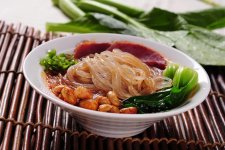 除天味食品外，還有一批四川調(diào)味品企業(yè)不斷加碼預(yù)制菜市場。在這個火熱的賽道中，“川軍”悄然集結(jié)